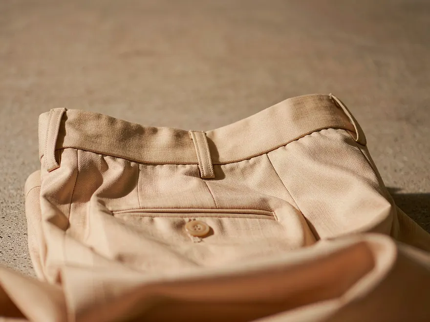 Hosenbund aus gewebtem Twill mit Gürtelschlaufen, schlichtem Knopf und sauberen Steppnähten.